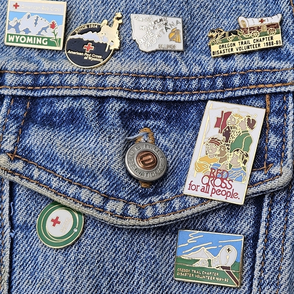 AMAZING Red Cross Pins Blood Drive Collection Denim Vest VTG Battle Jean Jacket - Picture 12 of 16